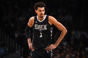 文班接受了手术？米奇-约翰逊：保密 他恢复进展得非常顺利