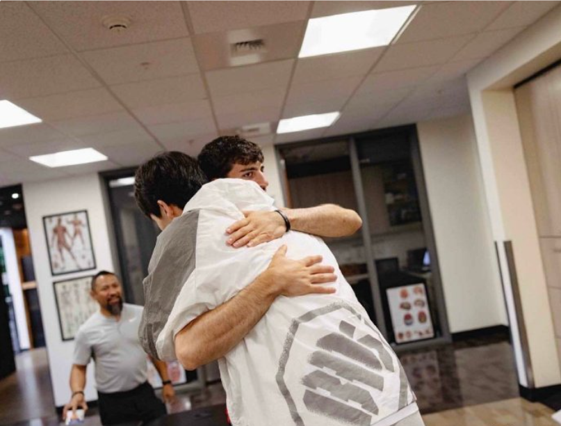 开云综合服务-得到队友认可！开拓者主力阿夫迪亚主动与杨瀚森打招呼拥抱