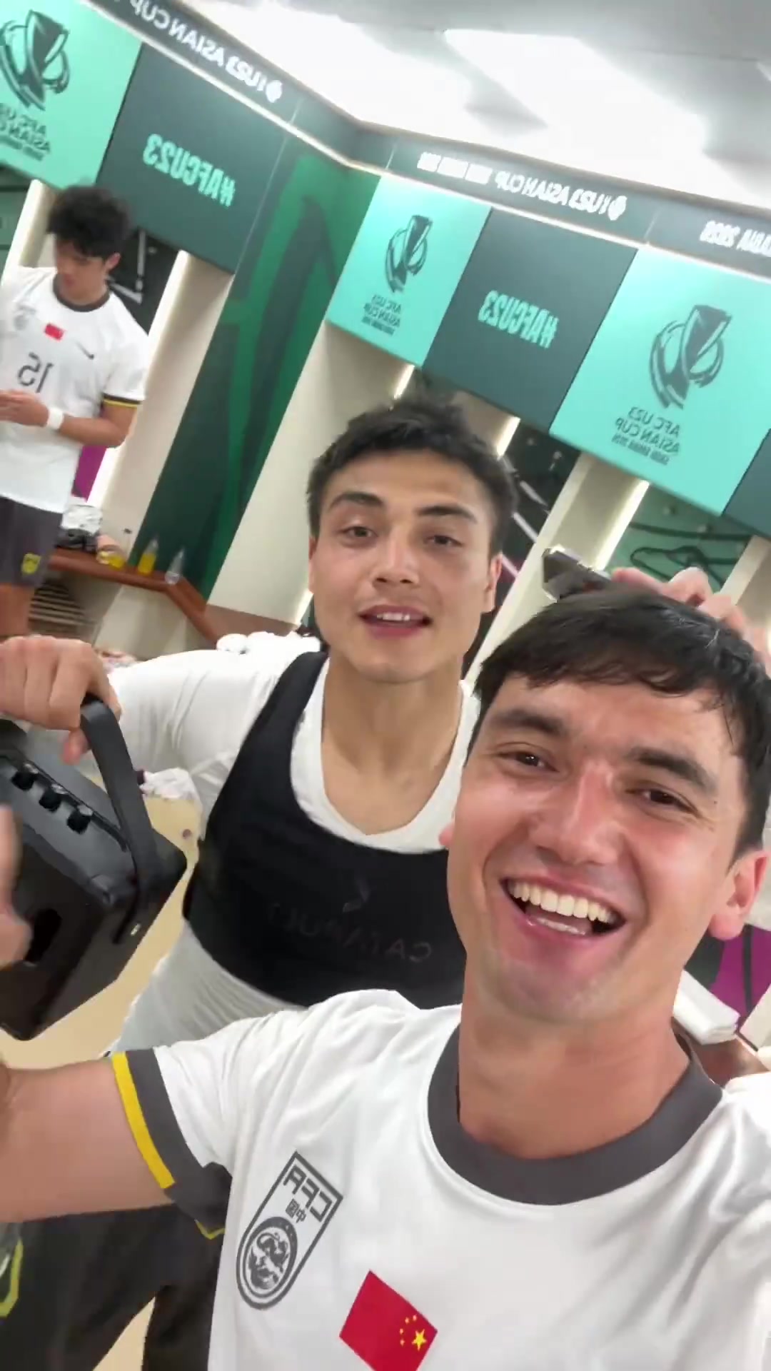 开云体育平台-疯狂庆祝！木塔力甫晒更衣室视频并配文：计划有变 冲击决赛